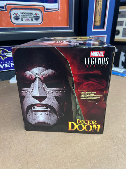 Marvel Herren Legends Series Doctor Doom Premium Rollenspiel-Helm