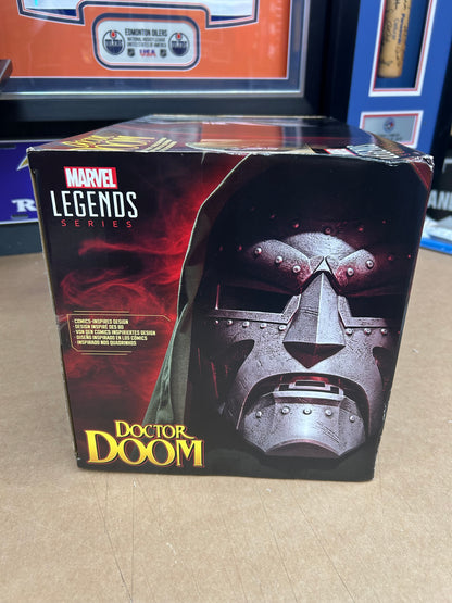 Marvel Herren Legends Series Doctor Doom Premium Rollenspiel-Helm